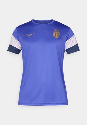 Modra športna majica s kratkimi rokavi. Ima okroglo ovratnico, bele in mornarsko modre poudarke na rokavih, zlat logotip in gladko, lahko tkanino.