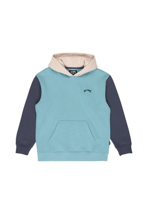 Bluza z kapturem o jasnoniebieskim korpusie, ciemnoniebieskich rękawach, beżowym kapturze, przedniej kieszeni i małym logo na piersi.