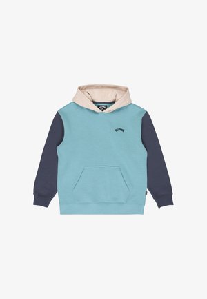 Bluza z kapturem o jasnoniebieskim korpusie, ciemnoniebieskich rękawach, beżowym kapturze, przedniej kieszeni i małym logo na piersi.