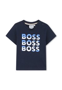 T-shirt in cotone blu navy con quattro grandi stampe "BOSS" in bianco e azzurro. Collo rotondo con due bottoni a pressione sulla spalla.