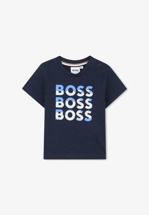 T-shirt in cotone blu navy con quattro grandi stampe "BOSS" in bianco e azzurro. Collo rotondo con due bottoni a pressione sulla spalla.