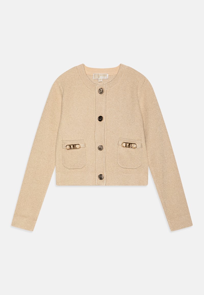 Beige rövidített kardigán, texturált kötésből készült, két elülső zsebbel arany kiegészítőkkel, és öt sötét gombbal az elején.