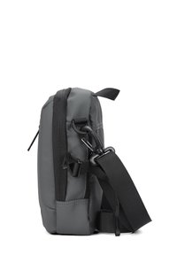 Borsa a spalla in nylon grigio con forma rettangolare, chiusura con zip, tracolla regolabile e metalleria scura. Presenta una superficie testurizzata per una migliore presa.