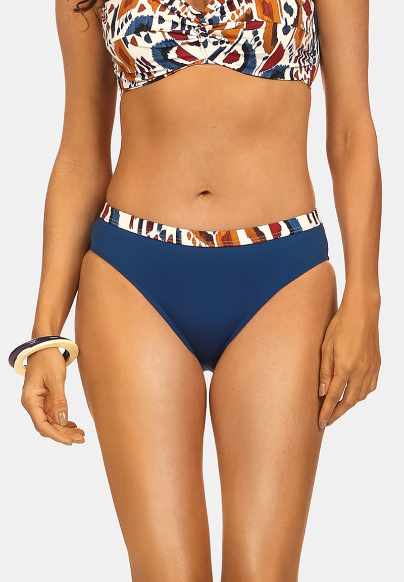 Bikini w wysokim stanie w granatowym kolorze, z wzorzystym, wielobarwnym paskiem w talii. Gładka faktura, dopasowany krój, minimalne zasłonięcie.