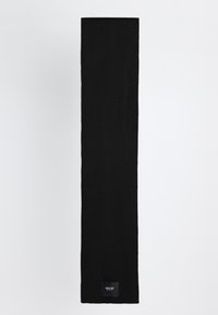 Bufanda negra de canalé hecha de un material suave, con un diseño texturizado y una etiqueta en un extremo. Forma larga y rectangular.