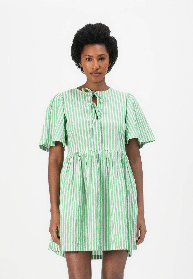 Vestido listrado verde e branco com mangas curtas e franzidas, decote em forma de gota e cintura franzida. Tecido de algodão, ajuste casual.