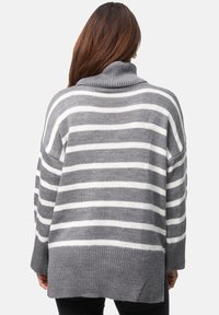 Grau-weiß gestreifter Pullover mit Rollkragen, lockerem Schnitt und gerippten Bündchen. Weiches Strickmaterial, längerer Rücken mit seitlichen Schlitzen.