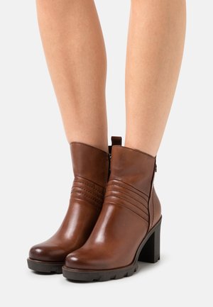 Marco Tozzi BY GUIDO MARIA KRETSCHMER - Stiefelette - cognac