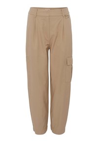 Pantalon cargo beige à jambes droites, passants pour ceinture, une poche latérale à rabat sur la jambe droite, et un détail d’anneau métallique près de la taille.