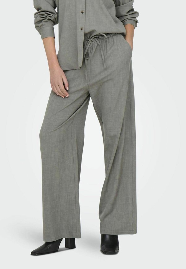 MIT WEITEM BEINSCHNITT  NINA HOHE TAILLE   - Stoffhose - driftwood