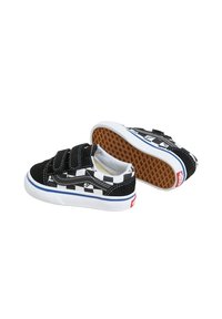 Zapatillas de baloncesto en blanco y negro con diseño de tablero de ajedrez, con dobles correas de Velcro, materiales de ante y lona, suela blanca y suela de goma con patrón de gofre.