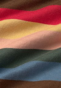 Multikleurige stof met horizontale strepen in rood, geel, roze, groen en blauw. Zachte textuur met een ribbelpatroon en verschillende breedtes.