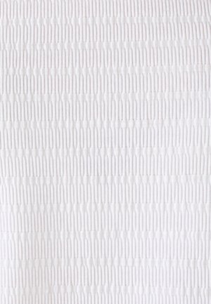 Tissu blanc texturé présentant des rayures verticales de motifs en relief, avec des sections alternées lisses et côtelées pour plus de dimension.