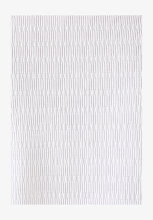 Witte gestructureerde stof met verticale strepen van verhoogde patronen, afwisselend gladde en geribbelde secties voor extra dimensie.