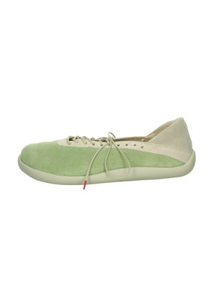 Zapato casual de corte bajo con cordones, parte superior de ante en verde y beige, puntera redondeada y suela de goma ligera, mostrado de perfil.