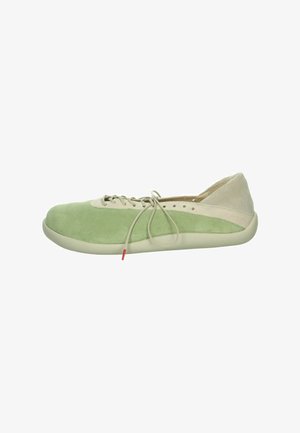 Chaussure décontractée à tige basse avec dessus en daim vert et beige, bout arrondi et semelle en caoutchouc clair, vue de profil.