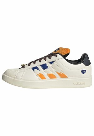 Baskets blanches Adidas avec des bandes bleues et orange, des lacets foncés, un talon noir et une doublure orange sur la languette affichant le logo cœur Lynx sur le côté.