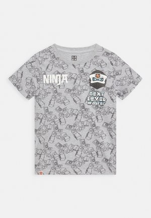 Grå T-shirt med korte ærmer med sort geometrisk mønster, hvid tekst "NINJA," og en stiliseret hjelmgrafik med teksten "NEXT LEVEL MASTER".