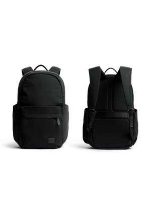 Sac à dos noir vu de face et de dos, avec des bretelles rembourrées, une poignée supérieure et une poche zippée à l'avant.