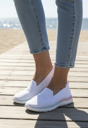 LASCANA, SLIPPER - Sneaker low - weiß mehrfarbig