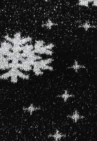 Schwarzer Strickstoff mit strukturiertem Finish zeigt weiße Schneeflocken- und Sternmuster, hervorgehoben von schimmernden Fäden.