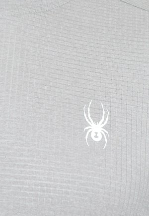 Grauer, strukturierten Stoffoberteil mit einem weißen Spinnenlogo auf der linken Seite, rundem Ausschnitt und einem subtilen Rautenmuster im gesamten Stoff.