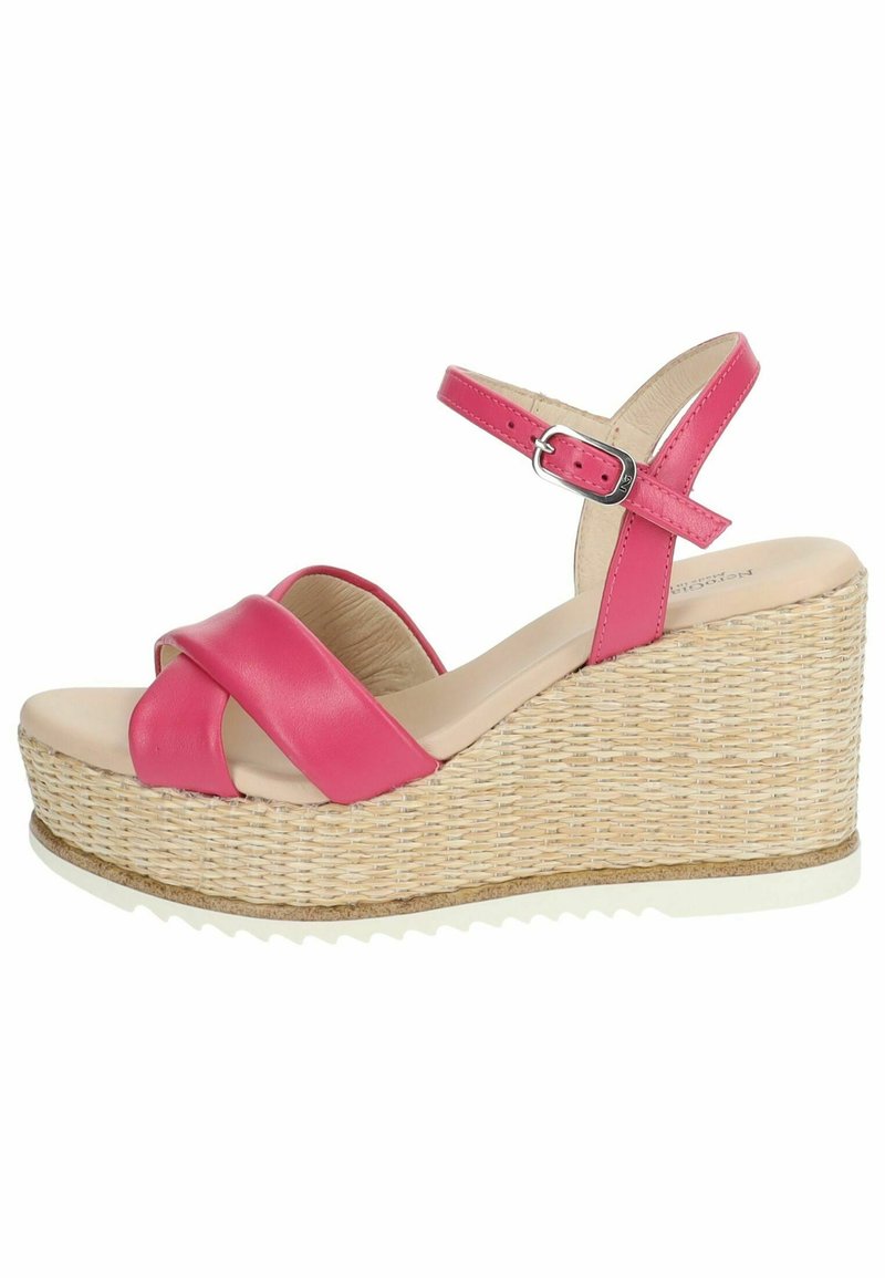 Sandalo wedge in pelle rosa con cinture incrociate, piattaforma in rafia intrecciata e suola in gomma bianca. Fascetta alla caviglia regolabile con fibbia in argento.