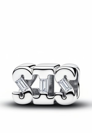 Maglia di bracciale in argento con tre pietre preziose trasparenti taglio baguette incastonate in forme rettangolari arrotondate e lucidate.