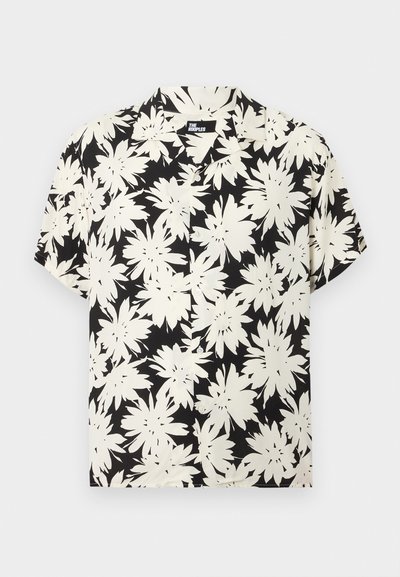 Chemise noire à manches courtes avec boutons, imprimé floral blanc grand format et col de style camp.