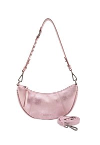 Sac d'épaule en cuir métallisé rose avec une forme arrondie, fermeture éclair et une bandoulière amovible. Présente des accents de quincaillerie argentée.