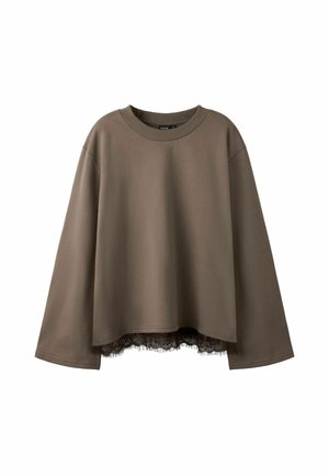 Brun løs bluse med lange ærmer, rund halsudskæring og sort blondekant synlig i nederste kant mod en hvid baggrund.