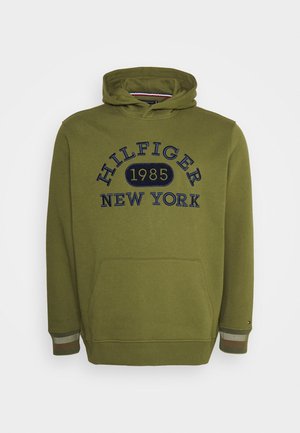 Sweat à capuche vert olive avec poche avant et texte bleu marine "Hilfiger 1985 New York" sur la poitrine, poignets côtelés avec détail rayé.
