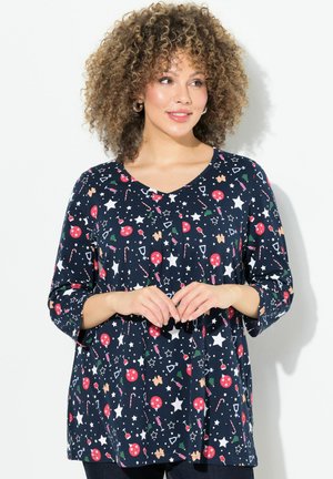 Blusa blu navy con scollatura a V, maniche a tre quarti e una stampa a tema festivo con ornamenti, stelle e bastoncini di zucchero. Tessuto morbido.