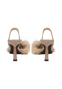 Sandales à talons hauts ouvertes à l'arrière, avec une tige en fausse fourrure nude et un talon beige brillant, équipée d'une semelle noire texturée pour une meilleure adhérence.