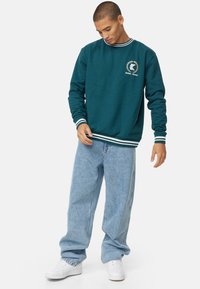 Karl Kani RETRO EMBLEM COLLEGE CREW  - Sportinis megztinis - teal white