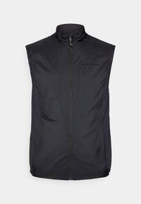 Zwarte mouwloze vest van lichtgewicht materiaal, met een hoge kraag en een ritssluiting aan de voorkant. Eenvoudig ontwerp met subtiele branding op de borst.