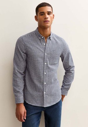 Overhemd met knoopsluiting in marineblauw en wit geruit patroon, gemaakt van katoen, lange mouwen, slim fit, met een borstzak en knoopsluiting.
