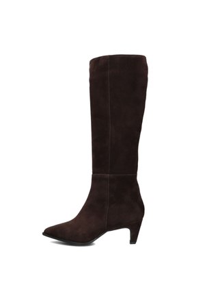 Botte marron en suede hauteur genou avec un bout pointu et un talon de hauteur intermédiaire. Texture lisse et détail de couture minimal sur les côtés.