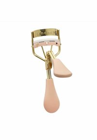 Récourbe-cils doré avec des poignées en silicone rose doux, doté d'une tête en métal incurvée avec un coussinet blanc ressemblant à un peigne et un mécanisme à ressort pour une utilisation facile.