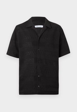 Melna īsroku pogājama trikotāžas krekls ar rakstainām atvērtā trikotāžas horizontālām svītrām un nometamu apkakli.