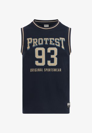 Mornarska sportska majica bez rukava s bež natpisom "PROTEST 93 ORIGINAL SPORTSWEAR." Ima rebrasti ovratnik i teksturiranu tkaninu.