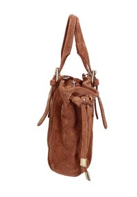 Bruine suède handtas met een afgeronde vorm, een enkele korte handgreep en een trekkoordsluiting. Beschikt over zilveren hardware en een zachte textuur.