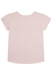 Lyserød kortærmet T-shirt med rund halsudskæring, blød tekstur og buet forneden. Ingen synlige mønstre eller hardware-detaljer.