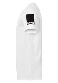 Witte T-shirt met korte mouwen en een rechthoekige zwarte patch op de linkermouw met het "Kempa" logo in het wit. Eenvoudig ontwerp, gladde textuur.
