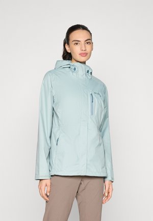 Veste imperméable bleu clair avec capuche, poche avant zippée et poignets réglables ; matériau lisse et léger avec un design minimal.