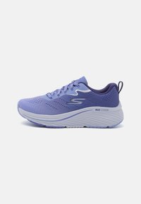 Baskets de sport violettes avec empeigne en mesh, lacets plats et col rembourré. Comprend une semelle blanche avec un motif texturé et l'étiquette "MAX CUSHION".