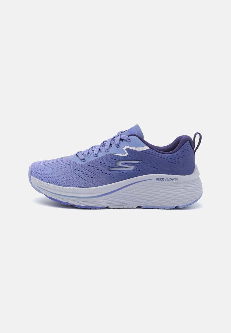 Baskets de sport violettes avec empeigne en mesh, lacets plats et col rembourré. Comprend une semelle blanche avec un motif texturé et l'étiquette "MAX CUSHION".