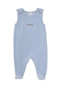 Salopette pour bébé bleu clair en tissu doux, dotée de bretelles à boutons et d'un petit motif de voiture brodé sur la poitrine.