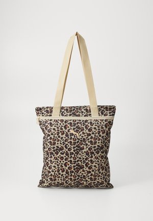 Bolsa tote con estampado de leopardo, cremallera beige y asas largas a juego sobre un fondo blanco liso.