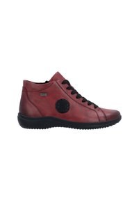 Chaussures en cuir rouge mi-hautes avec des lacets noirs, semelle en caoutchouc texturée et détail de patch noir circulaire sur le côté extérieur.